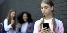 Regno Unito vieta social a under 16, Starmer: rendono infelici