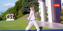 Meloni arriva al G7 Evian, baci sulle guance coi "padroni di casa" Macron e Brigitte