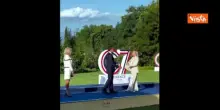 L'omaggio social di Macron per l'arrivo di Giorgia Meloni al G7 sulle note di "Felicit&agrave;"