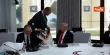 Trump riceve da Merz la maglia della nazionale di calcio tedesca con il suo nome e il numero 47