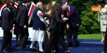 Meloni e Modi scherzano tra i leader del G7: Siamo la coppia pi&ugrave; famosa del mondo