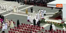 Addio a Cardinale Ruini, ecco Papa Leone che lo saluta dopo Messa intronizzazione nel 2025