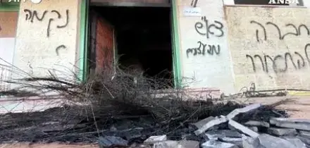 Cisgiordania, coloni israeliani danno fuoco a due moschee