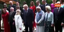 Modi aiuta Trump a salire lo scalino per una foto di gruppo con i leader al G7