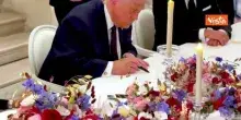Trump firma la copia cartacea del memorandum di pace con l'Iran a Versailles, ospite di Macron