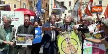 Presidio contro Ddl caccia, Bonelli rompe fucile di carta: Abbasso le armi