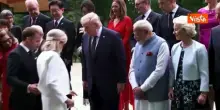 Brigitte Macron si aggrappa a Trump per non scivolare durante foto di gruppo al G7