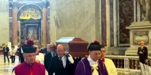 Il feretro di Ruini in San Pietro, il Papa celebra i funerali