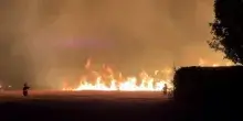 Scoppia incendio vicino al carcere dopo un lancio di fuochi d'artificio: il video