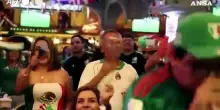 Tifosi del Messico in delirio per la qualifica agli ottavi del Mondiale