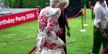 Helen Mirren regina a Roma al King's Birthday Party con Checco Zalone