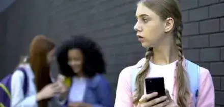 Anche gli Emirati Arabi Uniti vietano i social agli under 15