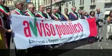 Presidio dei sindaci campani a Napoli: "Ogni 28 ore una minaccia"