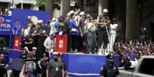 New York pazza per i Knicks: migliaia alla parata per i campioni Nba