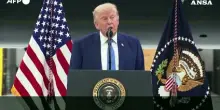 Trump presenta il nuovo Air Force One: "Trasformato in una Casa Bianca volante"