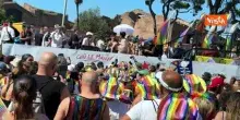 Al via il Roma Pride, il corteo sfila per le vie della Capitale con bandiere e cappelli arcobaleno