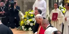 Papa Leone a Pavia, venera le reliquie di Sant'Agostino