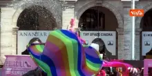 Un enorme copricapo di fiori fucsia per Priscilla - La Regina del Deserto al Pride di Roma