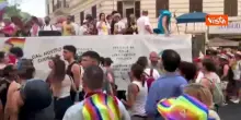 Una marea arcobaleno balla in strada Ymca al Pride di Roma