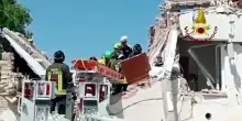 Crolla palazzina nell'Anconetano, estratta viva una persona