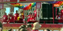 Costumi colorati, paillettes e piume, ventagli arcobaleno. I look del Pride di Roma