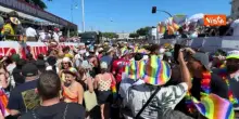 'Maschera da cane con bandiera con l'immagine di un osso al Pride a Roma