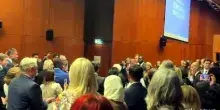 Il Papa: "Aiuti ostacolati da politica e ideologie, le armi no"