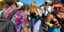 Dj con costume da unicorno sul carro al Pride a Roma