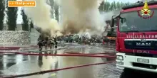 Incendio in una piattaforma ecologica alle porte di Milano, nessun ferito