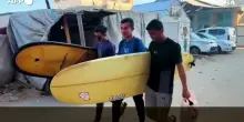 A Gaza, il surf diventa sopravvivenza: "Ci permette di respirare"