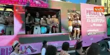 Il carro di Muccassassina con Priscilla e le drag queen sfila davanti al Colosseo al Pride di Roma