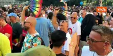 Roma Pride, la danza in strada con i ventagli arcobaleno all'ombra del Colosseo