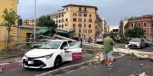 Maltempo a Roma, albero su taxi e auto parcheggiate a via Ostiense