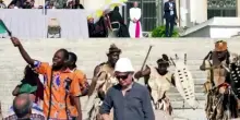Roma bollente, migliaia di fedeli dal Papa tra ombrelli e ventagli