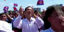 Nordcorea, Kim Jong-un con un cappello giallo vara cacciatorpediniere