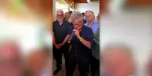 Alemanno si fa mettere al collo la croce celtica di Paolo Di Nella