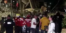Potente terremoto in Venezuela: i soccorritori in azione a Caracas
