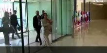 La ministra svedese per il Clima al Consiglio Ue con il figlio di pochi mesi: &ldquo;Qui anche se madre&rdquo;