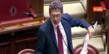 Magi strappa manifesto in Aula e viene espulso dalla Camera durante seduta su legge elettorale