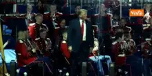 Trump balla 'Ymca' suonata dalla banda militare sul palco della Great American State Fair