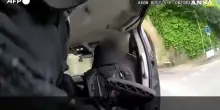 Sospetto in fuga, un autista di passaggio aiuta la polizia durante un inseguimento nel Regno Unito