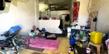 Gaza, per il caldo si lasciano le tende per le case pericolanti