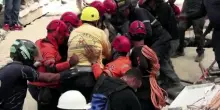 Terremoto Venezuela, un uomo estratto vivo dalle macerie a La Guaira