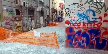 Napoli, crolla un cornicione nella via della movida