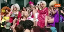 Elodie sul carro del Milano Pride per lei un look sexy con reggiseno di strass e occhiali da sole