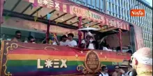 Bandiere arcobaleno, travestimenti colorati e tanti ventagli al corteo del Milano Pride