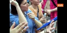 Elly Schlein scatenata balla e canta in strada al Milano Pride