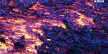 Eruzione spettacolare sull'Etna, la colata lavica tocca quota 2800 metri