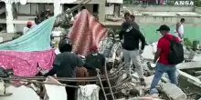Venezuelani cercano sopravvissuti tra le macerie a quattro giorni dal terremoto
