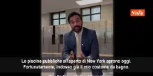 Il sindaco di New York Mamdani si tuffa con il completo per apertura piscine pubbliche all'aperto